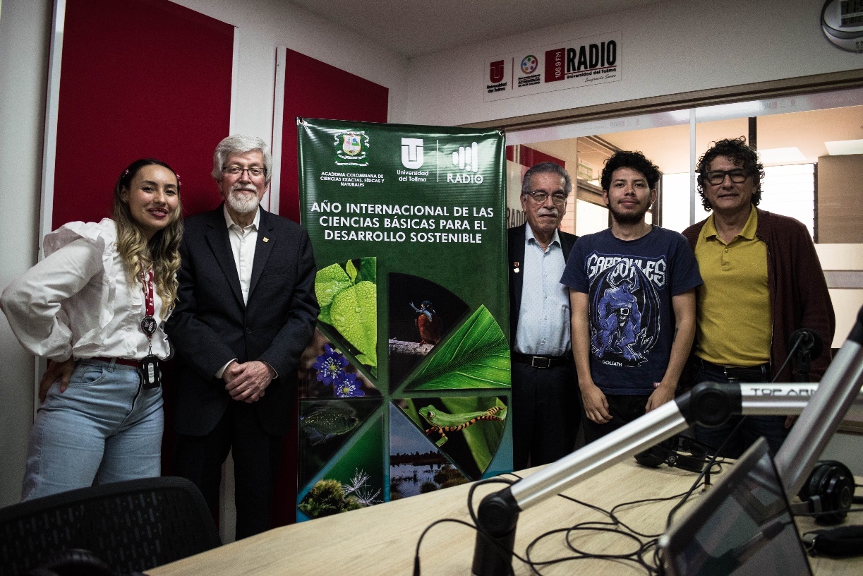Universidad-del-Tolima-radio-station-staff.jpeg